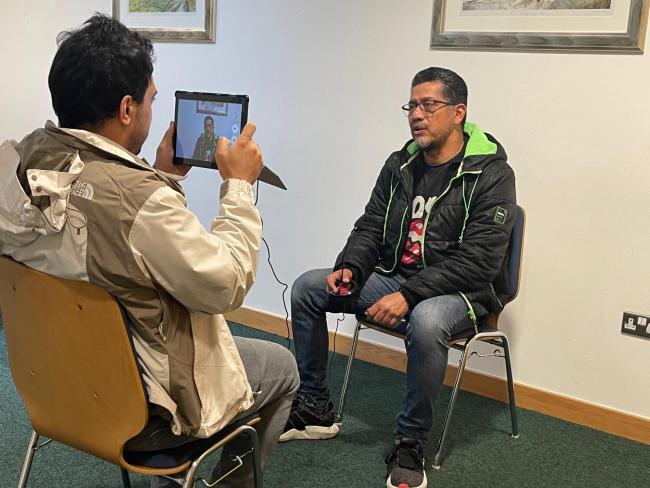 Conducting a dialogue interview with peers